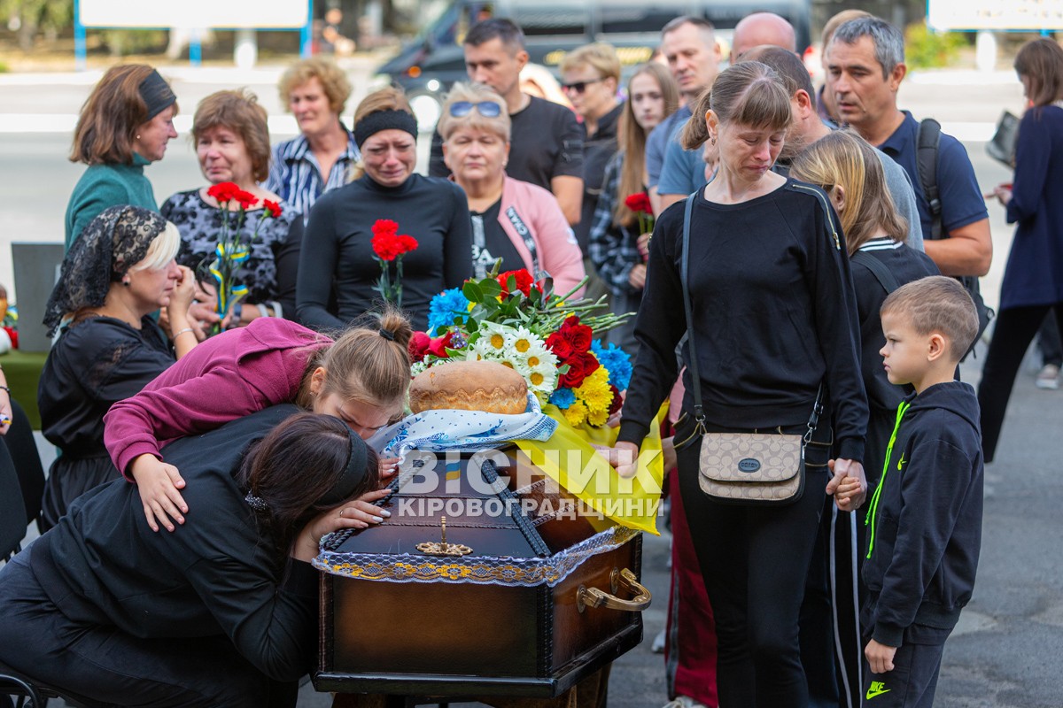 Світловодська громада провела в останню земну дорогу захисника України Дениса Терновського