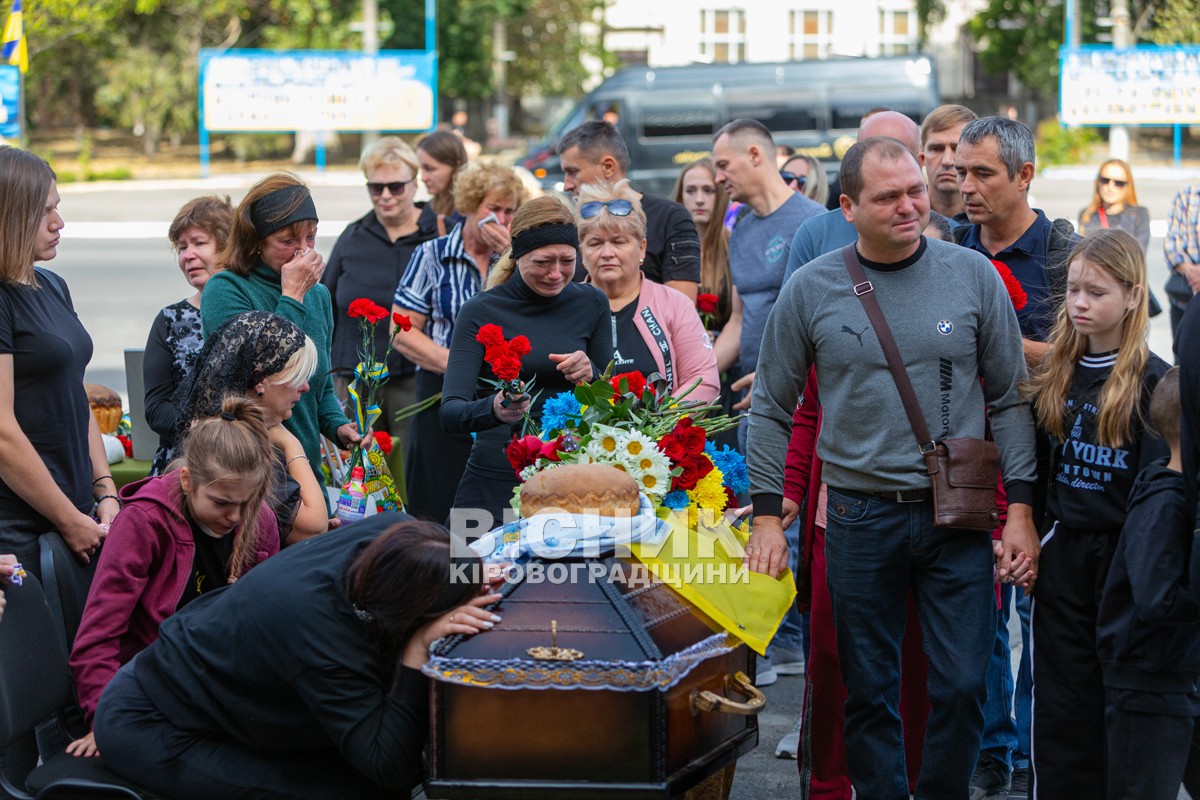 Світловодська громада провела в останню земну дорогу захисника України Дениса Терновського