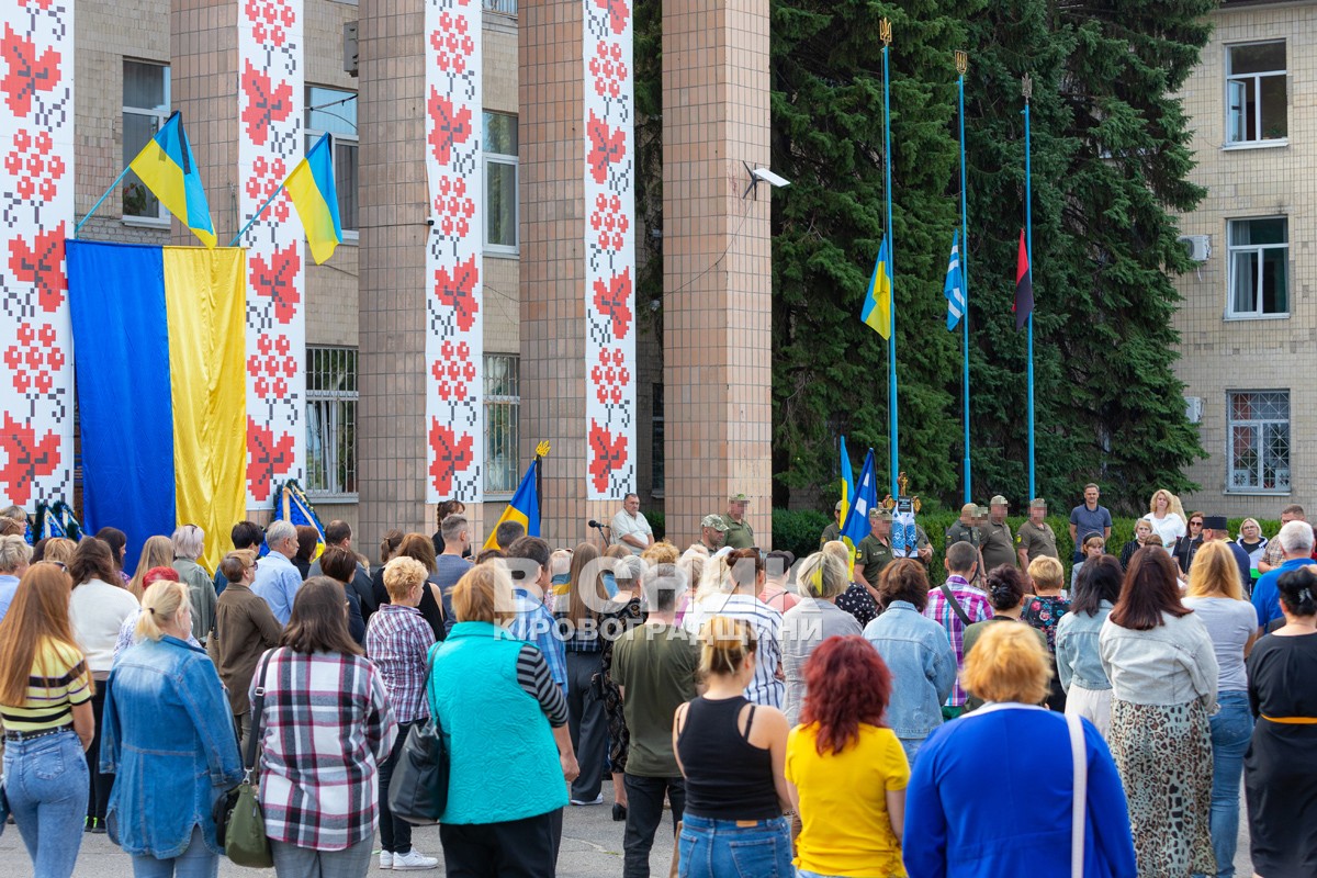 Світловодська громада провела в останню земну дорогу захисника України Дениса Терновського