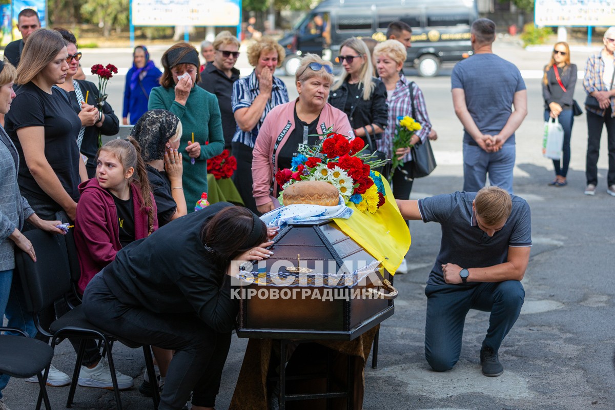 Світловодська громада провела в останню земну дорогу захисника України Дениса Терновського