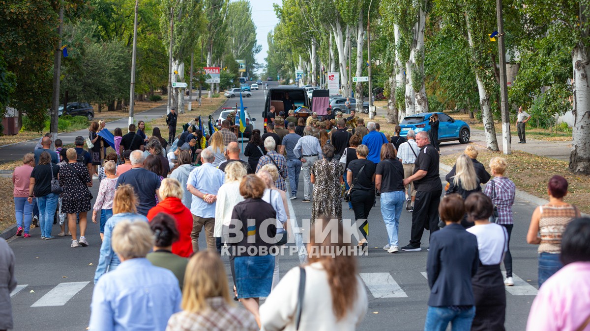 Світловодська громада провела в останню земну дорогу захисника України Дениса Терновського