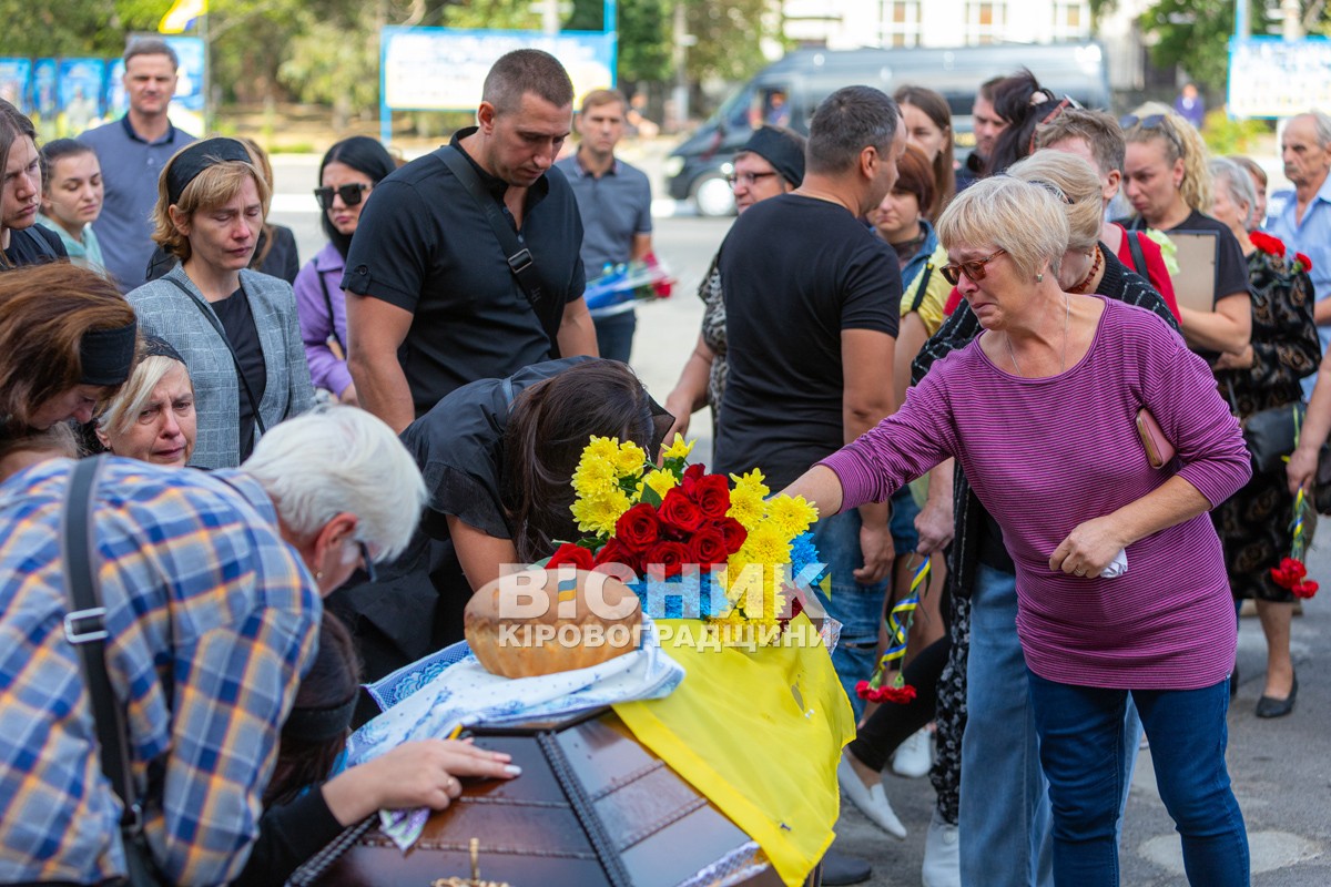 Світловодська громада провела в останню земну дорогу захисника України Дениса Терновського