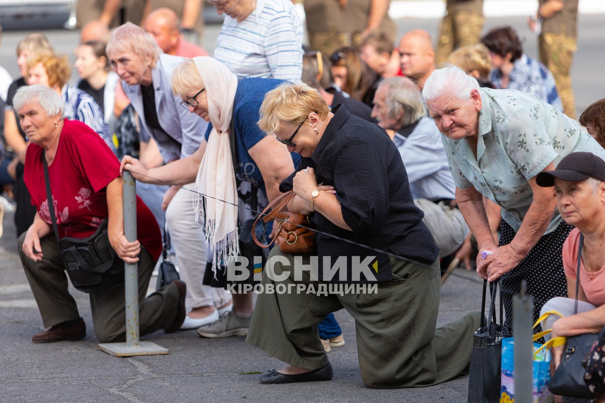 Світловодська громада провела в останню земну дорогу захисника України Дениса Терновського