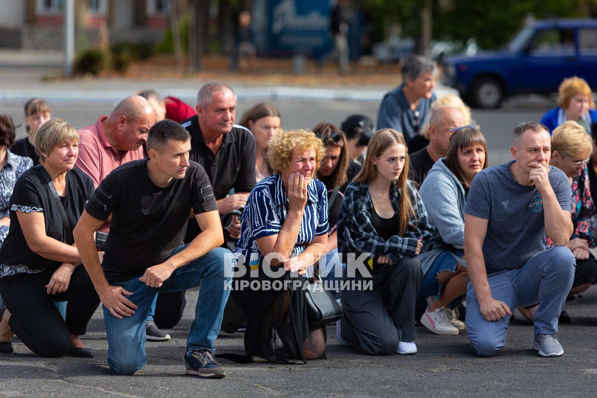 Світловодська громада провела в останню земну дорогу захисника України Дениса Терновського