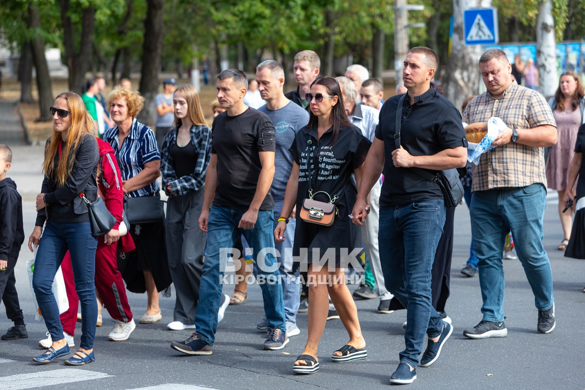 Світловодська громада провела в останню земну дорогу захисника України Дениса Терновського