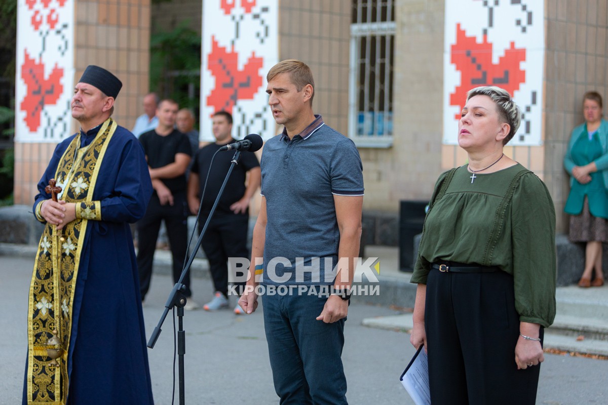 Світловодська громада провела в останню земну дорогу захисника України Дениса Терновського