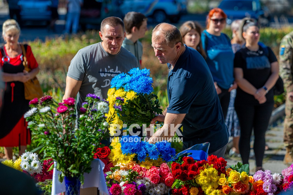 Власівка попрощалася з захисником України Олексієм Запорожцем