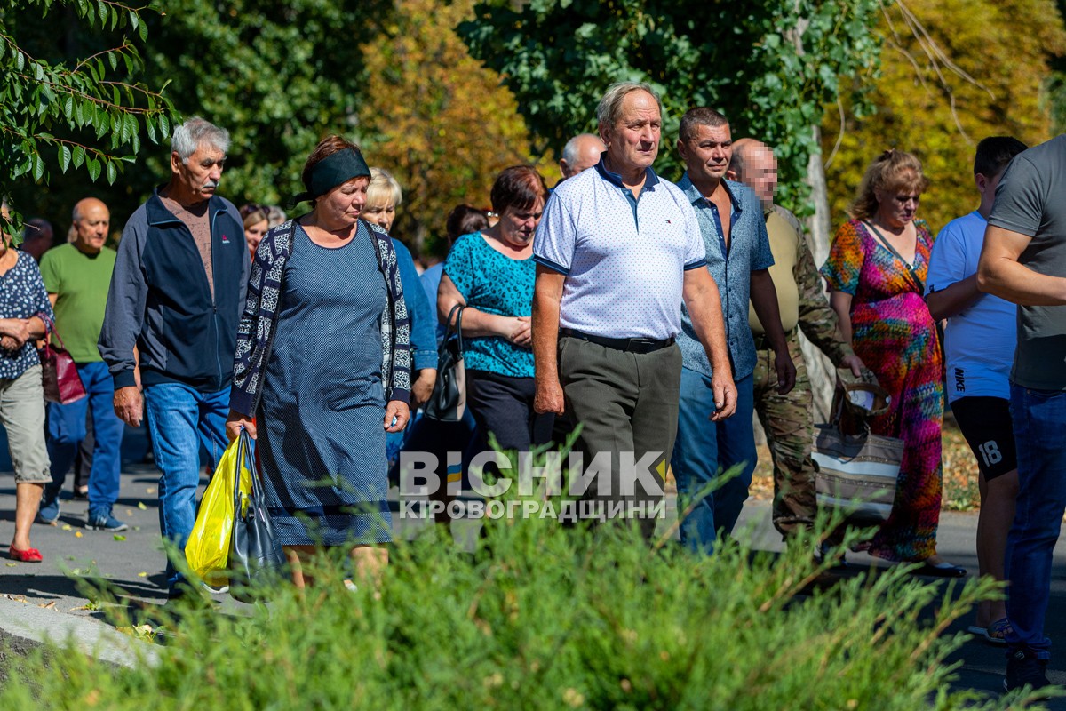 Власівка попрощалася з захисником України Олексієм Запорожцем