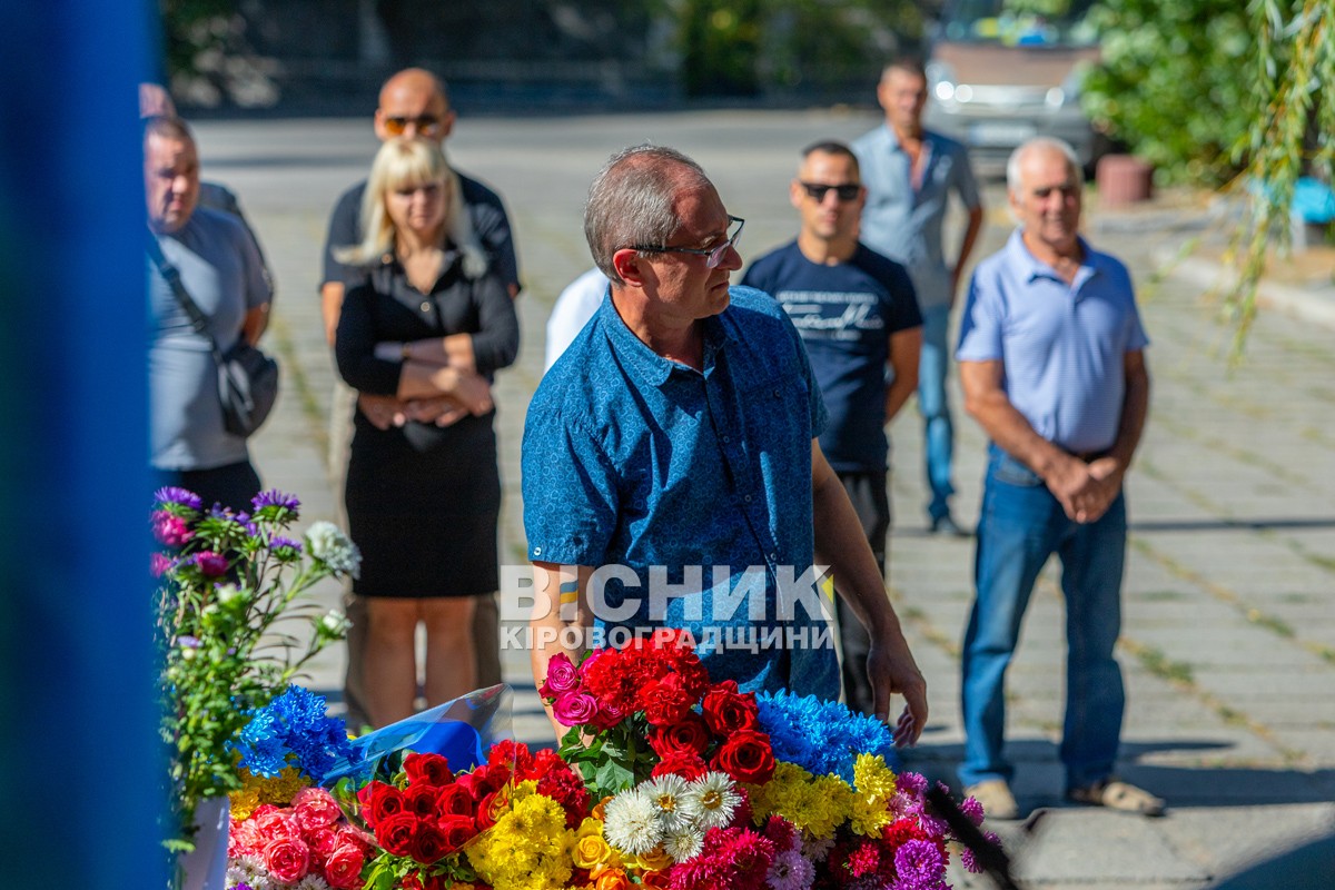 Власівка попрощалася з захисником України Олексієм Запорожцем