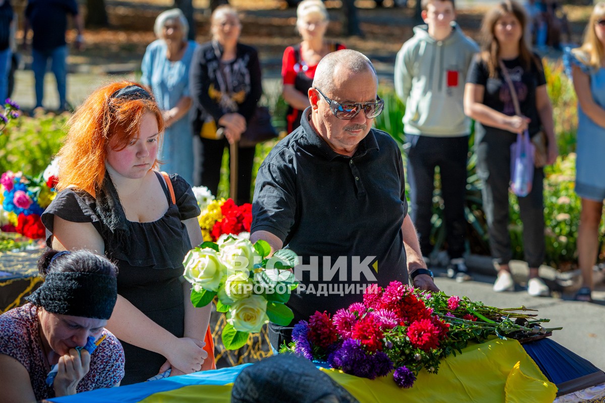 Власівка попрощалася з захисником України Олексієм Запорожцем