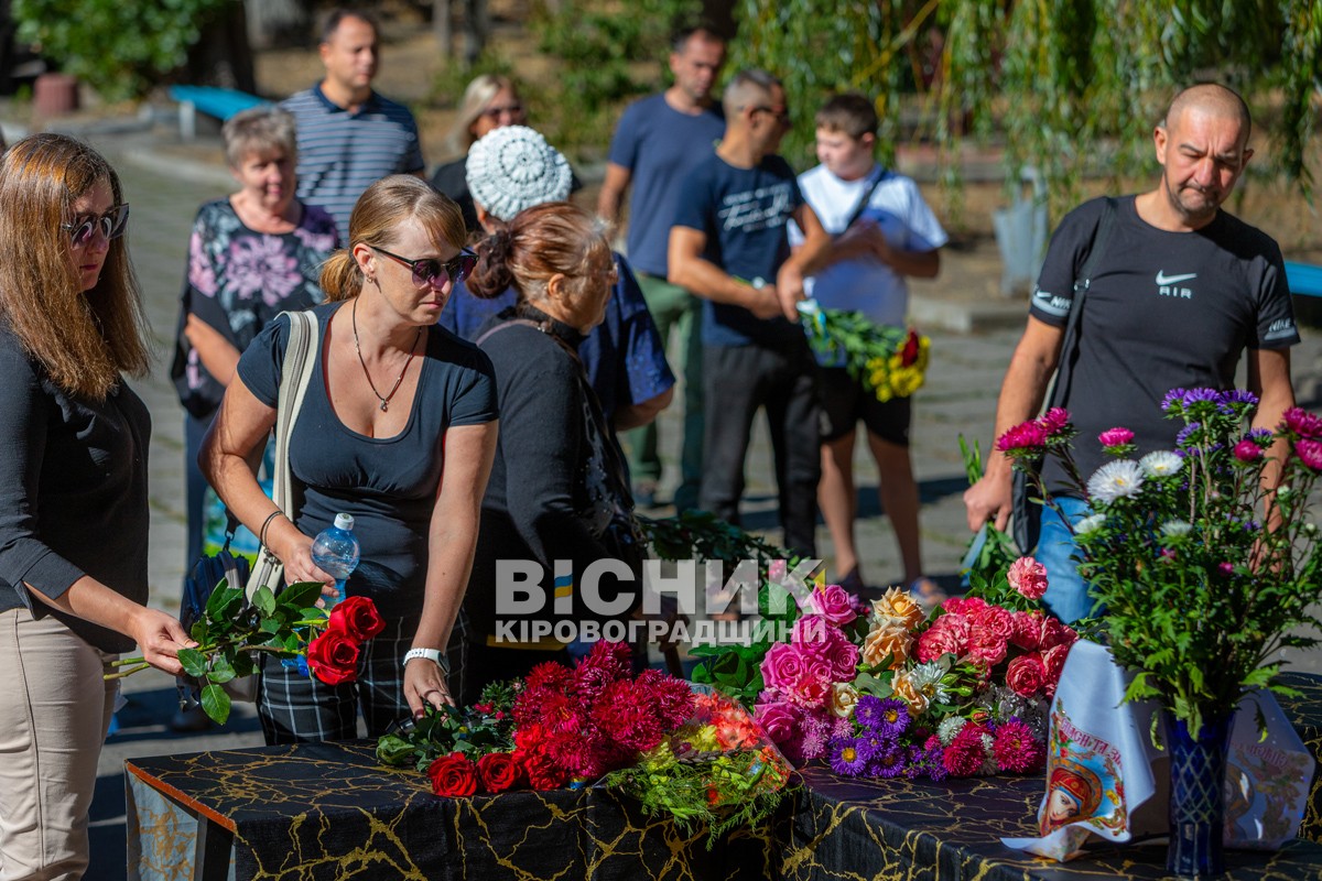 Власівка попрощалася з захисником України Олексієм Запорожцем