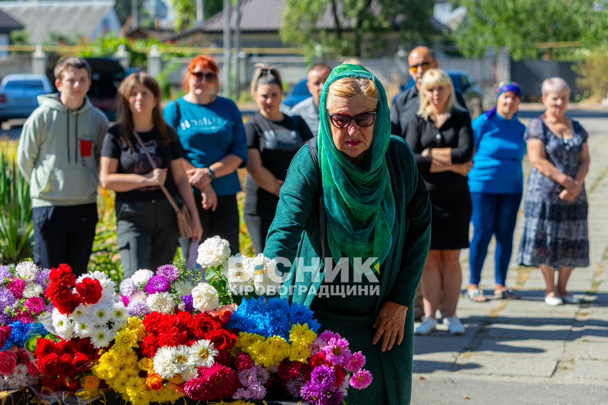 Власівка попрощалася з захисником України Олексієм Запорожцем