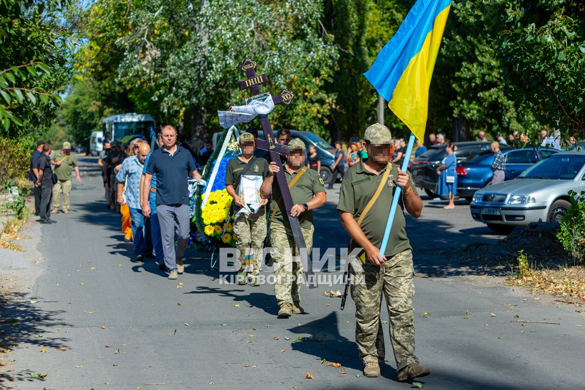 Власівка попрощалася з захисником України Олексієм Запорожцем