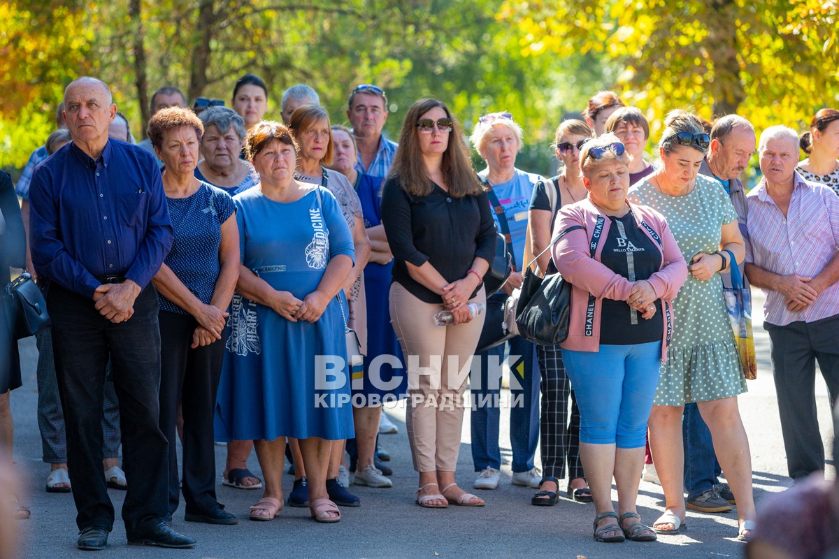 Власівка попрощалася з захисником України Олексієм Запорожцем