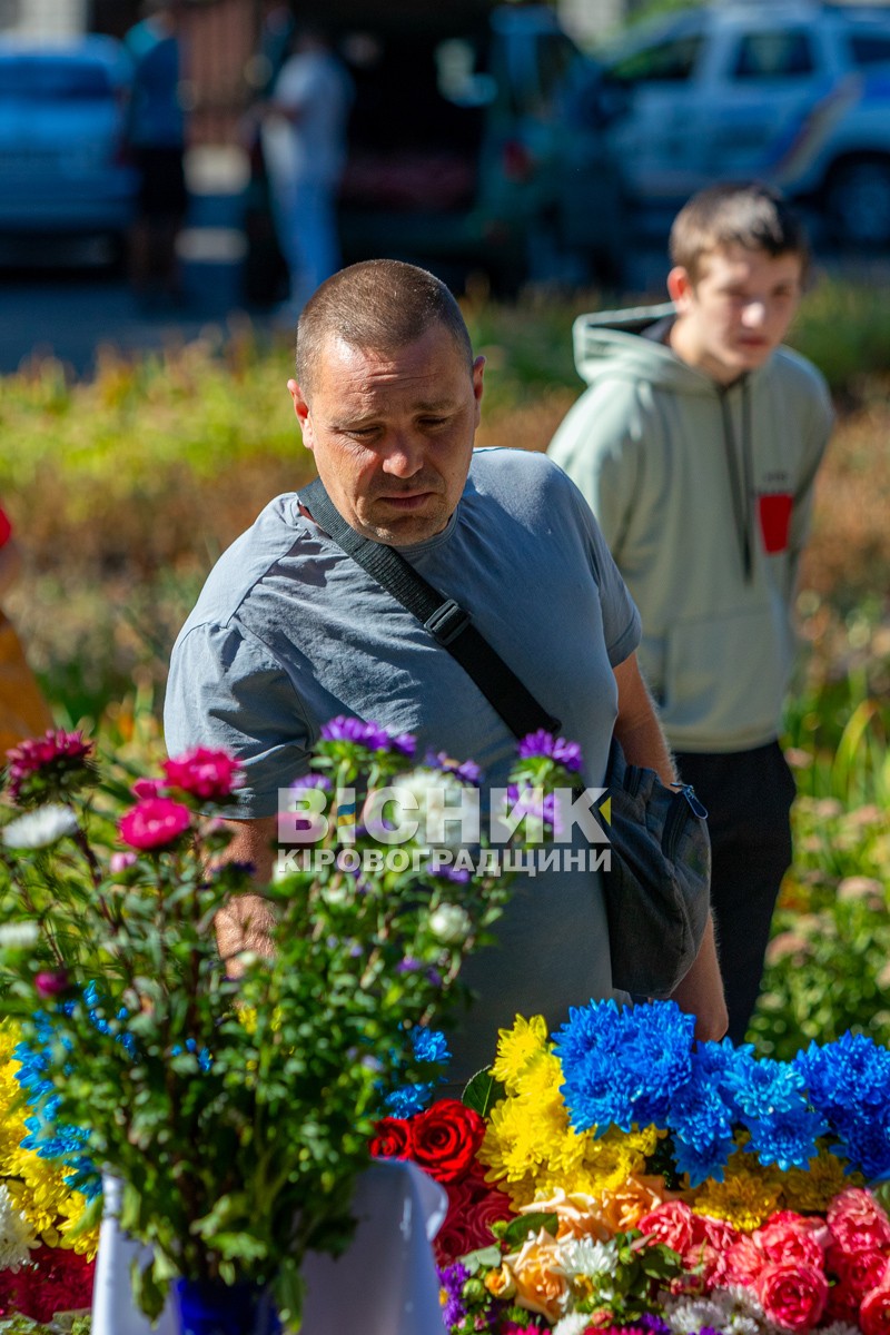 Власівка попрощалася з захисником України Олексієм Запорожцем