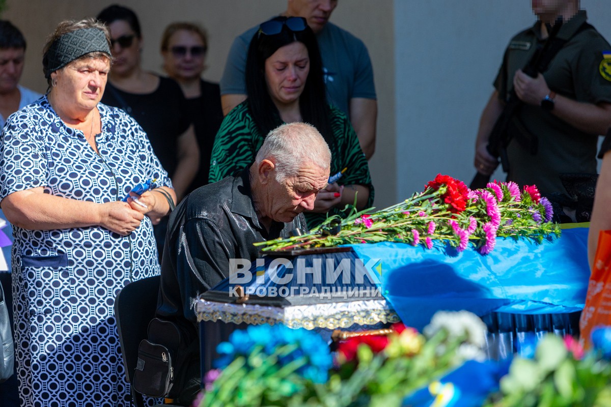 Власівка попрощалася з захисником України Олексієм Запорожцем