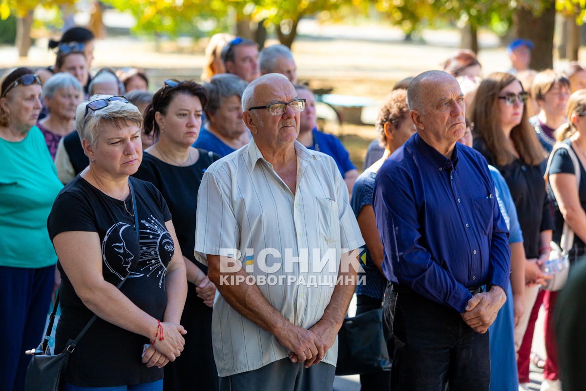 Власівка попрощалася з захисником України Олексієм Запорожцем