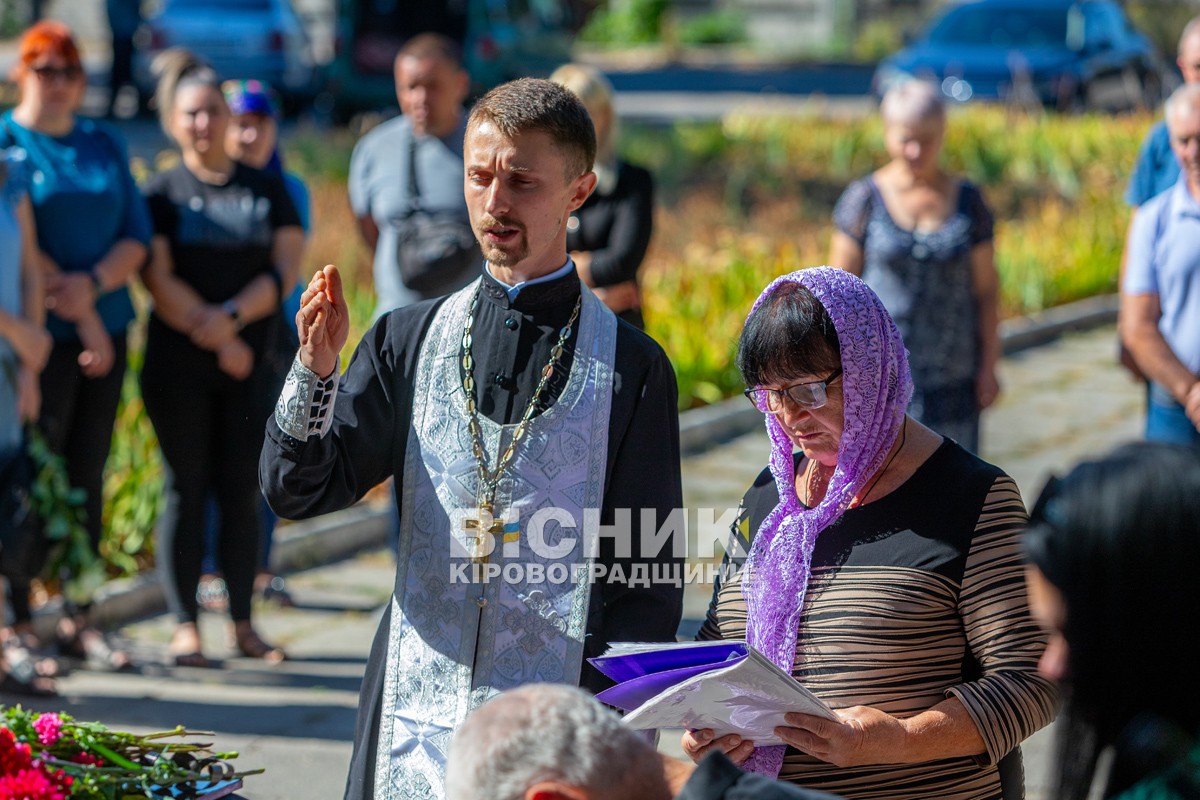 Власівка попрощалася з захисником України Олексієм Запорожцем