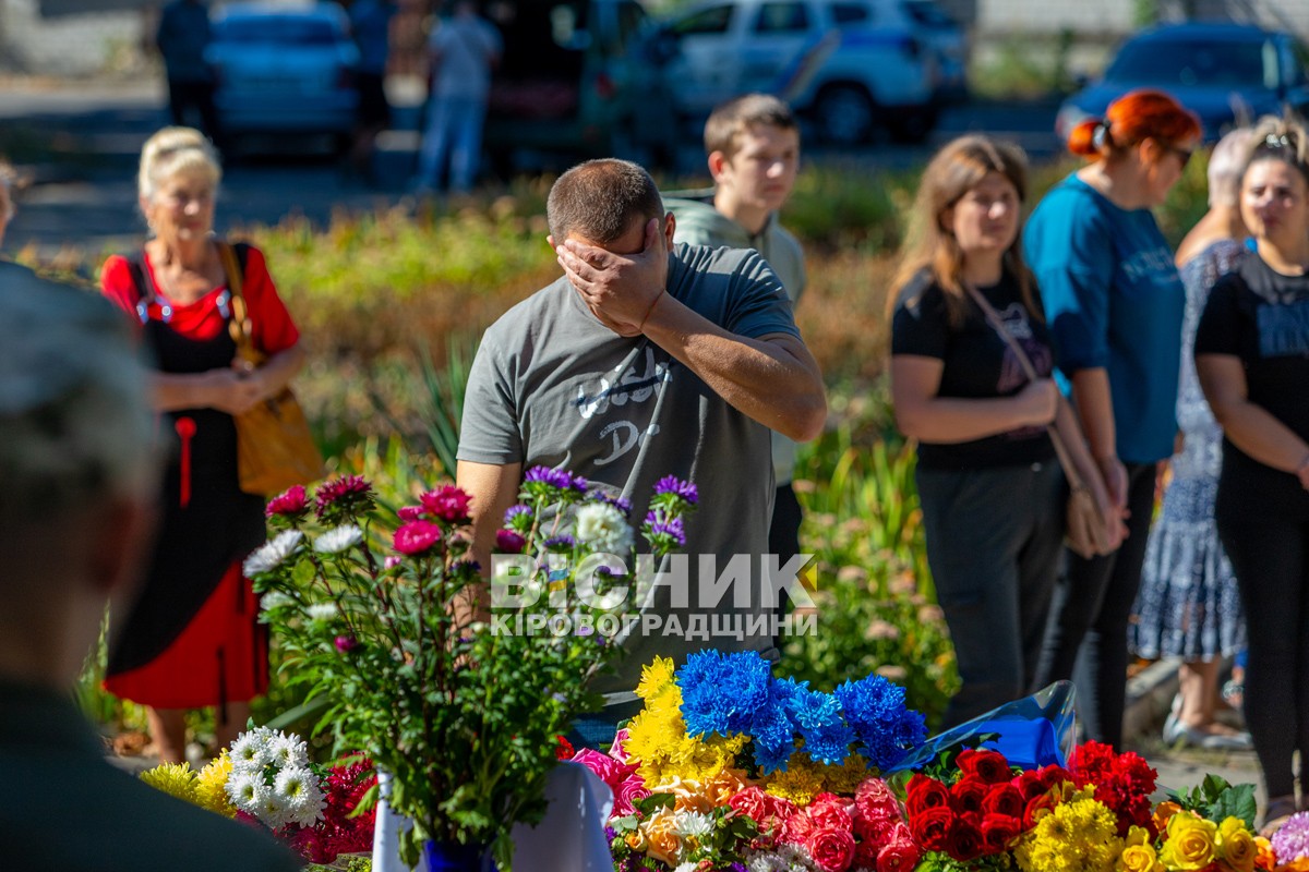 Власівка попрощалася з захисником України Олексієм Запорожцем