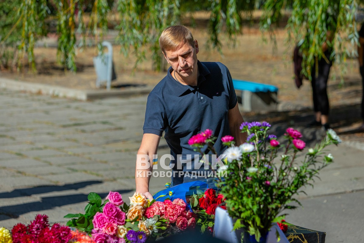 Власівка попрощалася з захисником України Олексієм Запорожцем