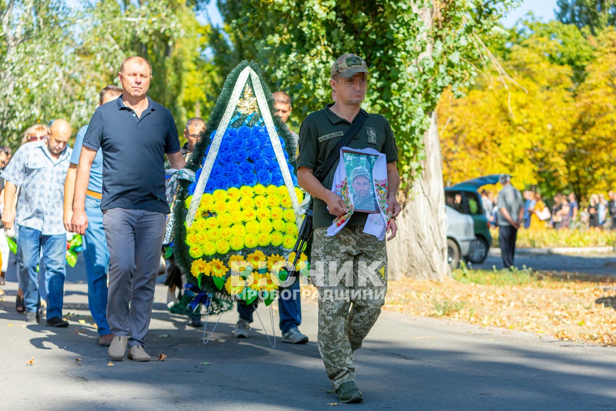 Власівка попрощалася з захисником України Олексієм Запорожцем