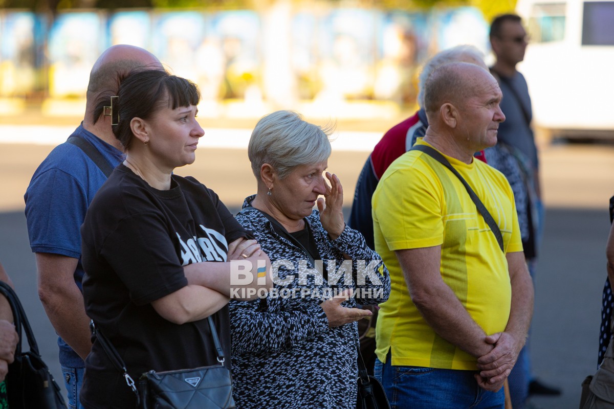 Світловодська громада провела в останню земну дорогу захисника України Романа Бондарєва