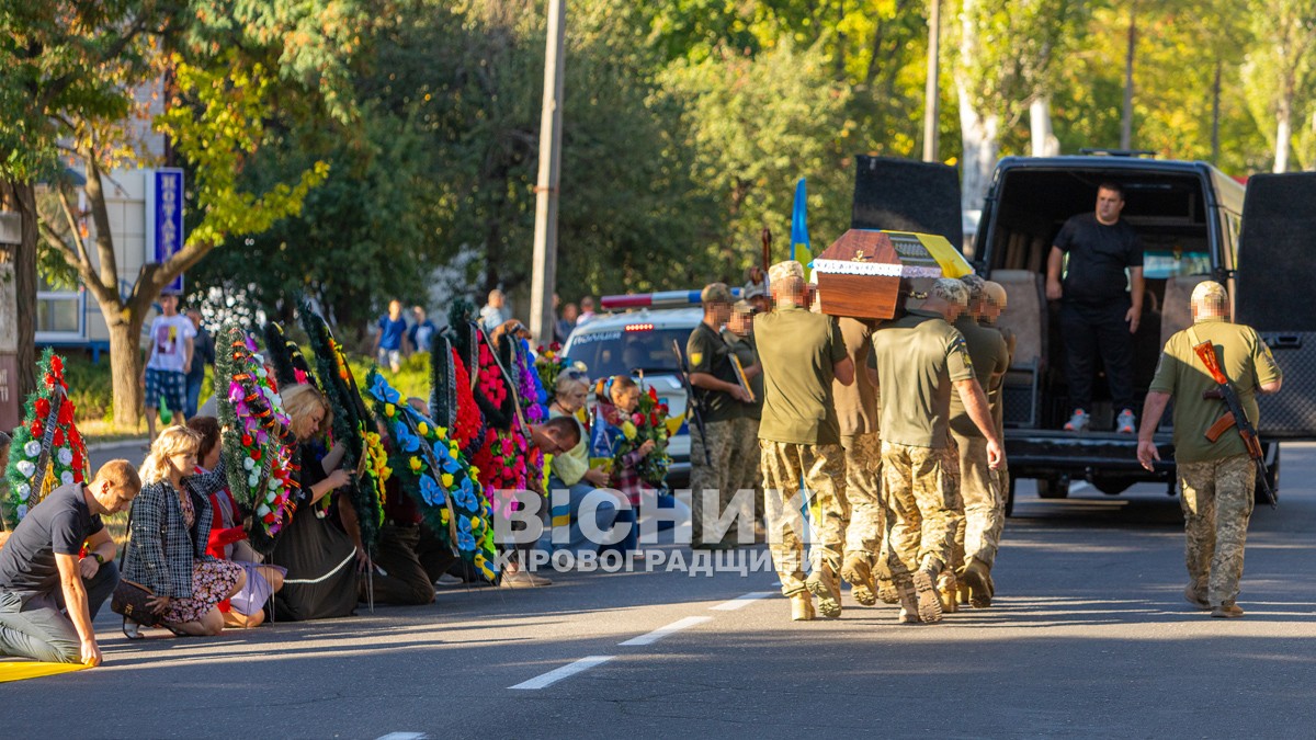 Світловодська громада провела в останню земну дорогу захисника України Романа Бондарєва