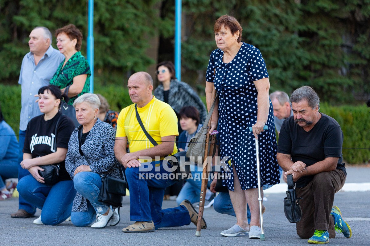 Світловодська громада провела в останню земну дорогу захисника України Романа Бондарєва