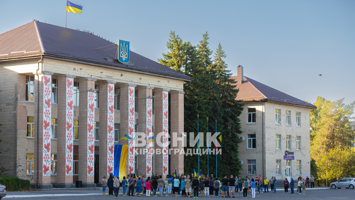 Світловодська громада провела в останню земну дорогу захисника України Романа Бондарєва