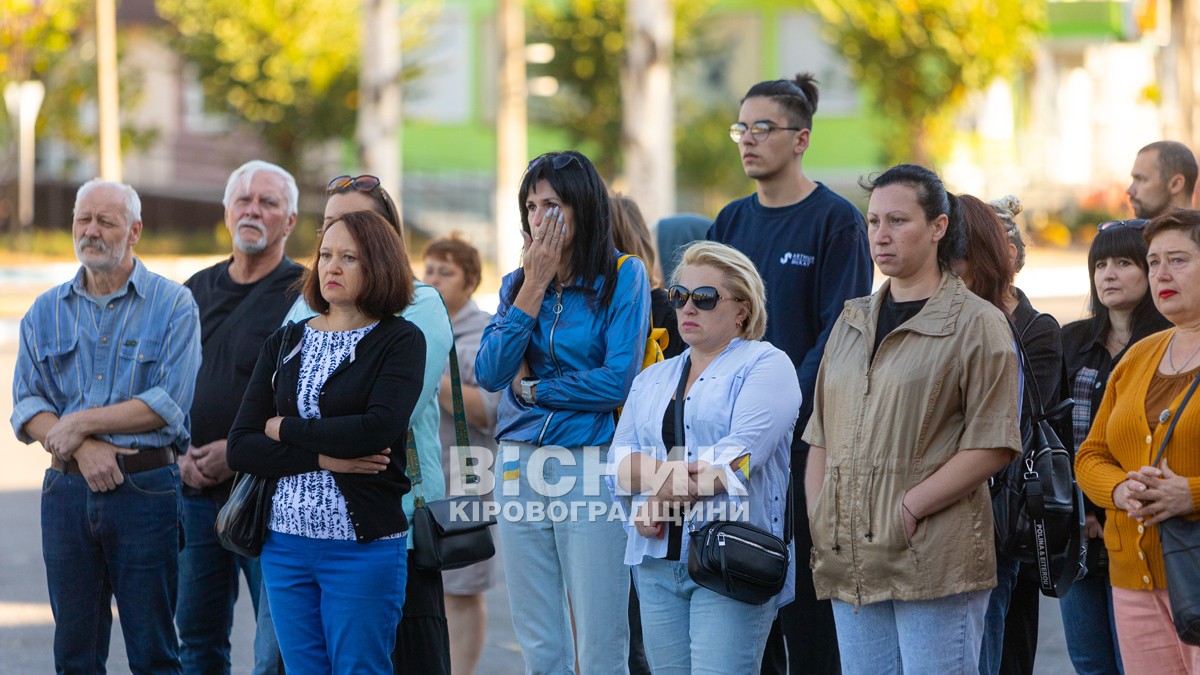 Світловодська громада провела в останню земну дорогу захисника України Романа Бондарєва