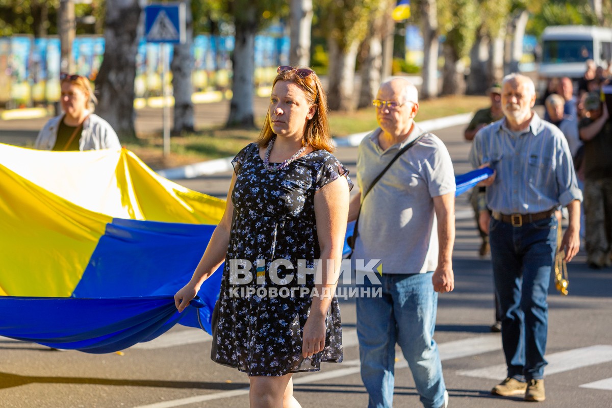 Світловодська громада провела в останню земну дорогу захисника України Романа Бондарєва