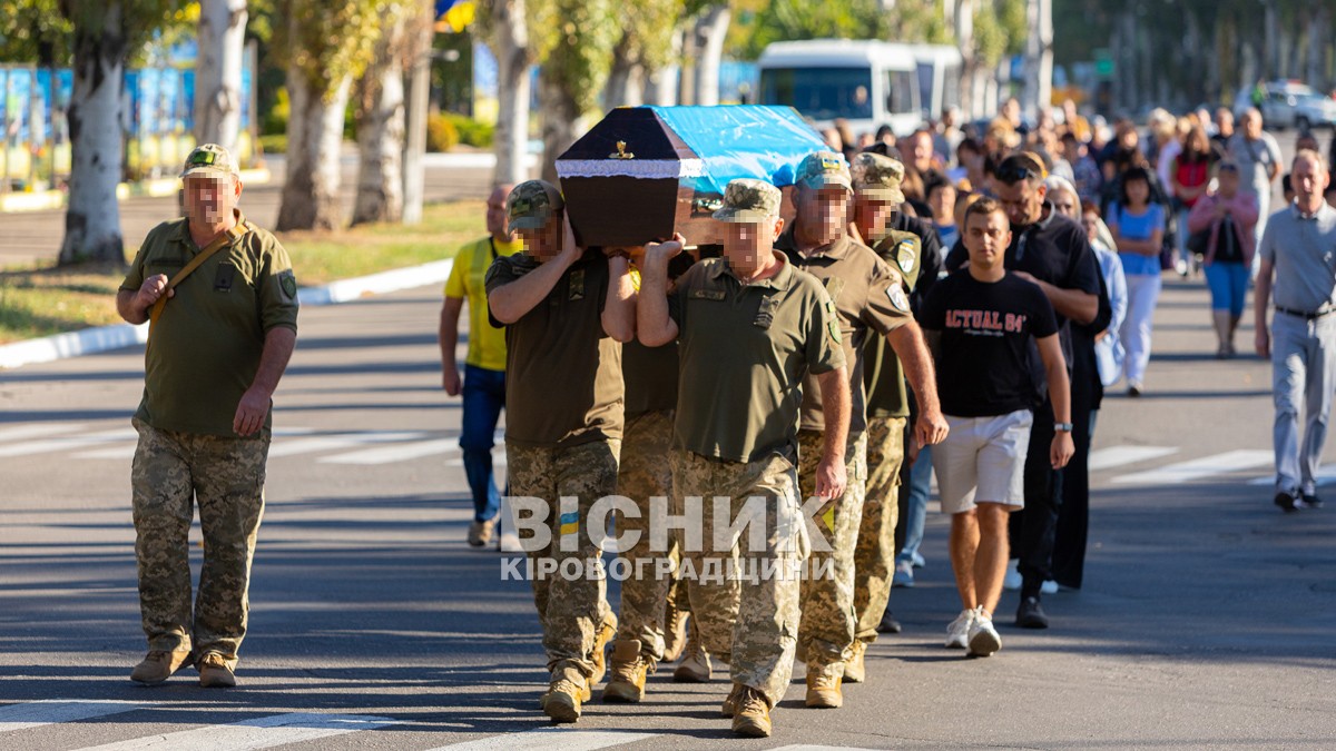 Світловодська громада провела в останню земну дорогу захисника України Романа Бондарєва