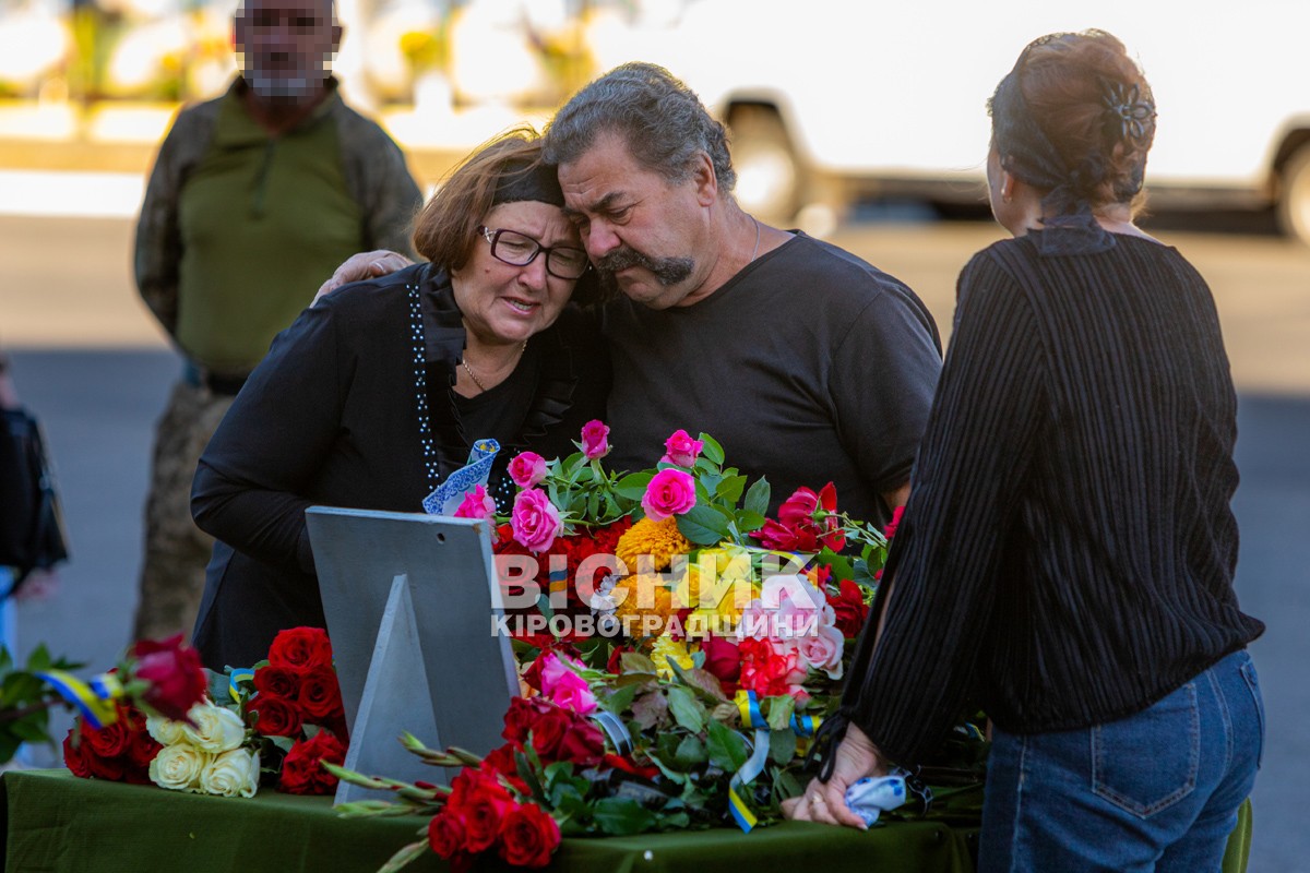 Світловодська громада провела в останню земну дорогу захисника України Романа Бондарєва