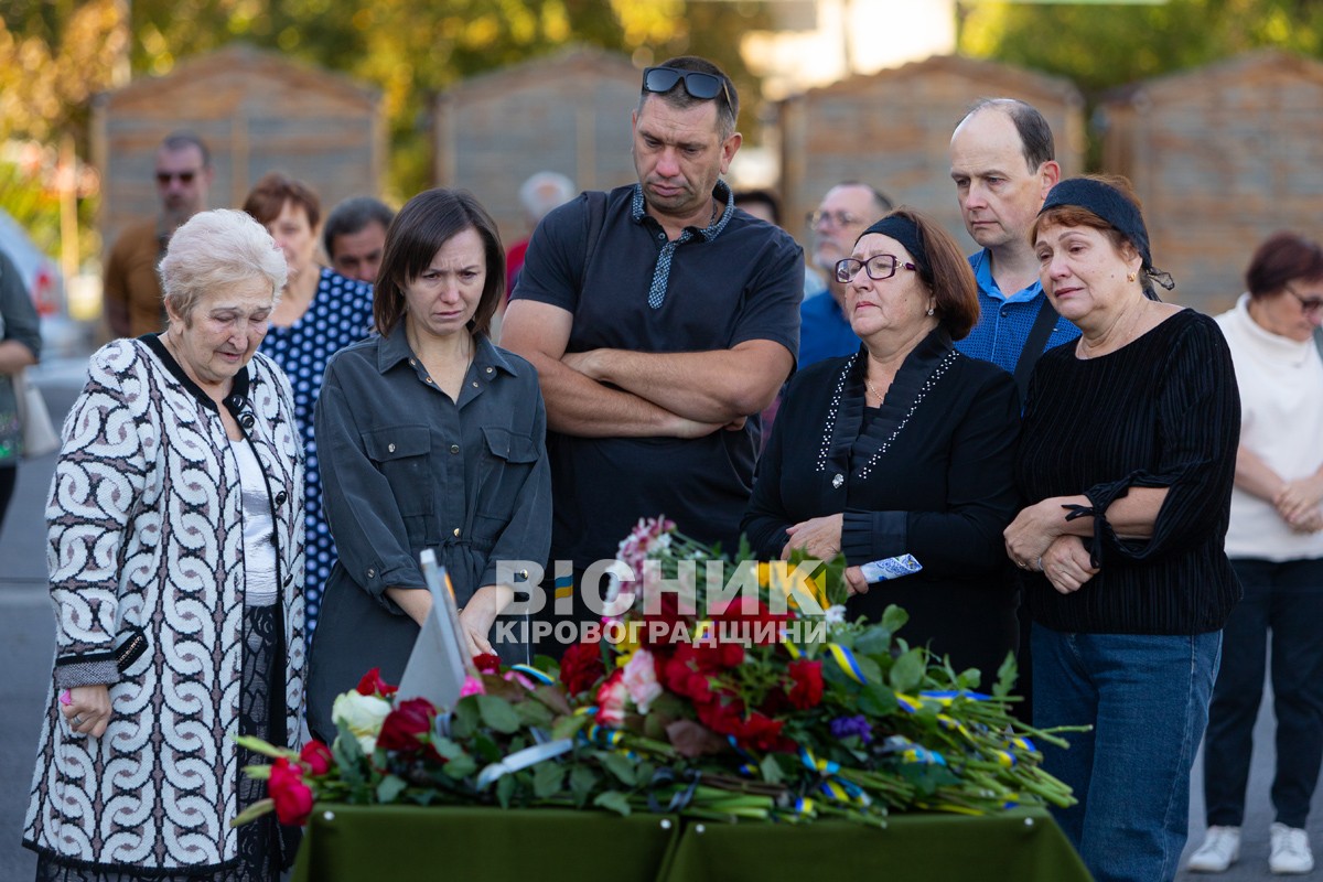 Світловодська громада провела в останню земну дорогу захисника України Романа Бондарєва