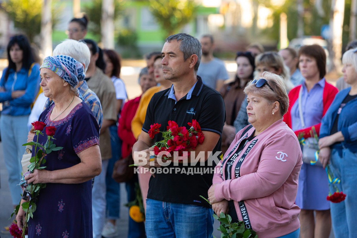 Світловодська громада провела в останню земну дорогу захисника України Романа Бондарєва