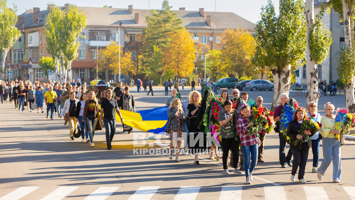 Світловодська громада провела в останню земну дорогу захисника України Романа Бондарєва