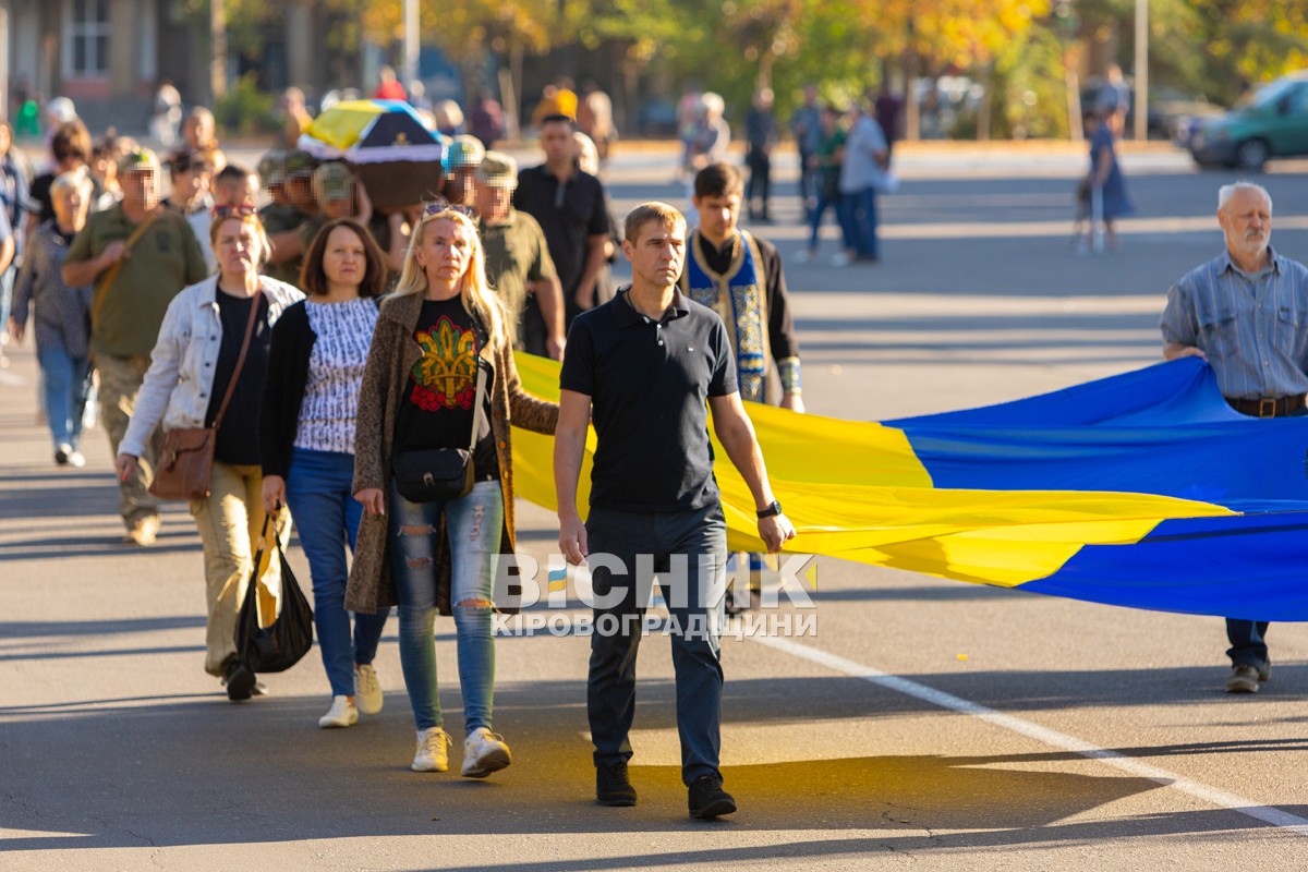 Світловодська громада провела в останню земну дорогу захисника України Романа Бондарєва