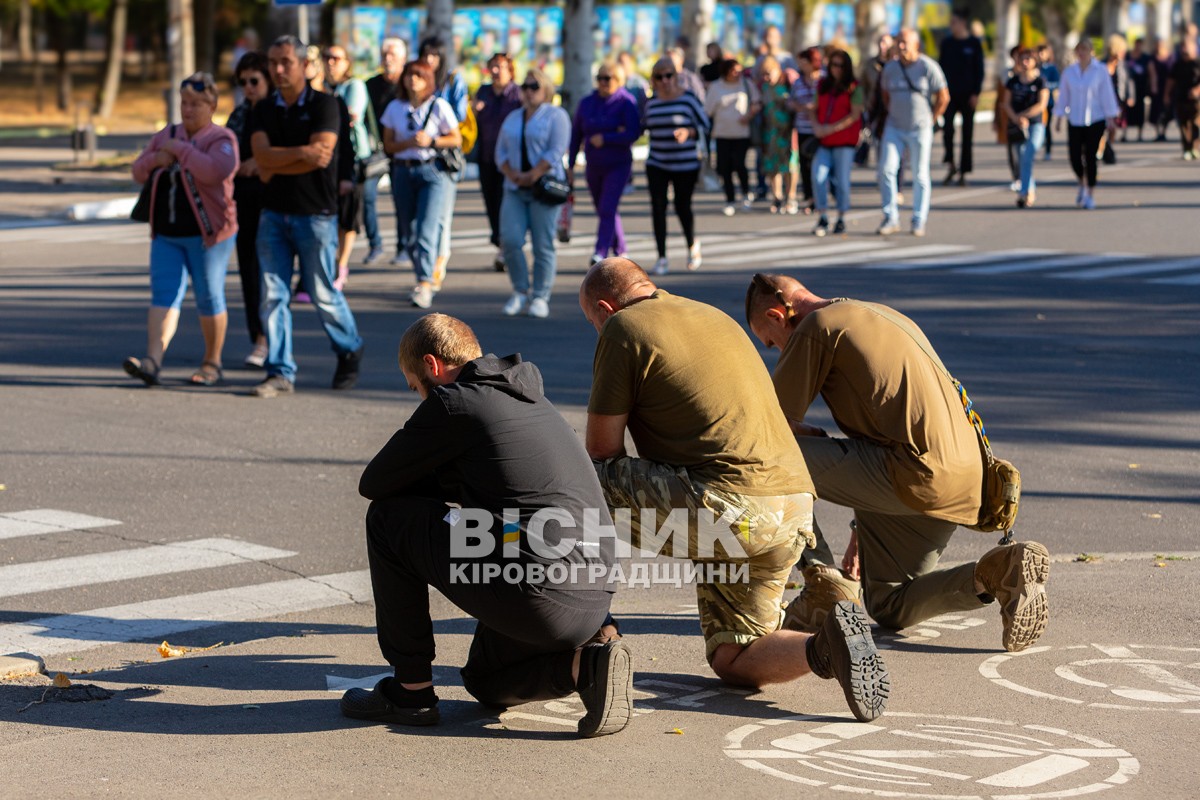 Світловодська громада провела в останню земну дорогу захисника України Романа Бондарєва