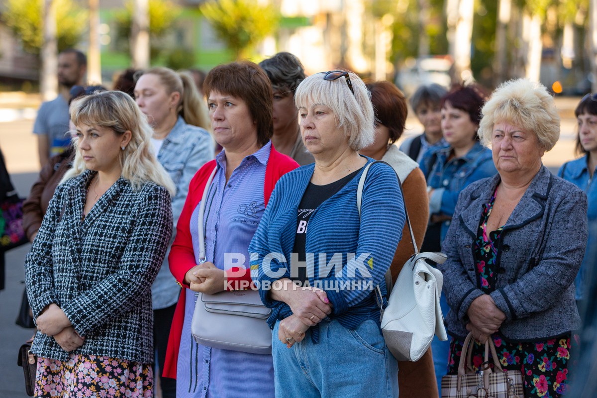 Світловодська громада провела в останню земну дорогу захисника України Романа Бондарєва