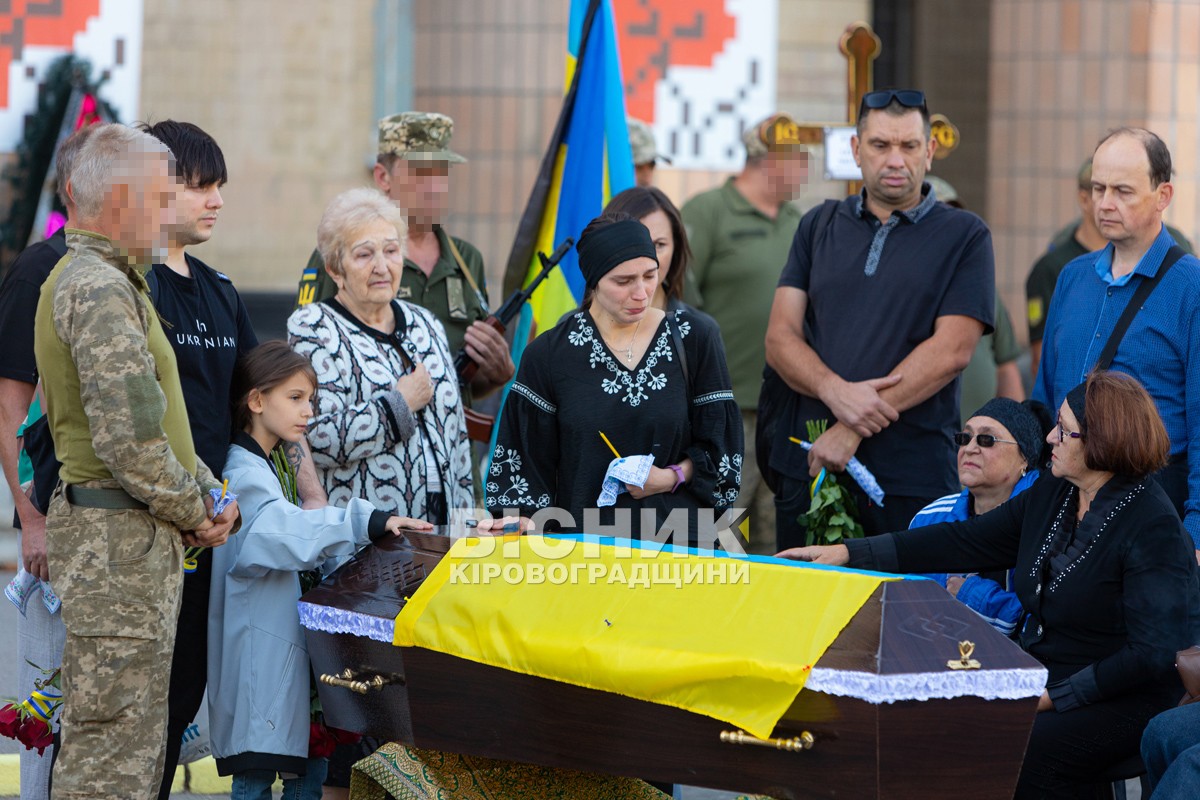 Світловодська громада провела в останню земну дорогу захисника України Романа Бондарєва