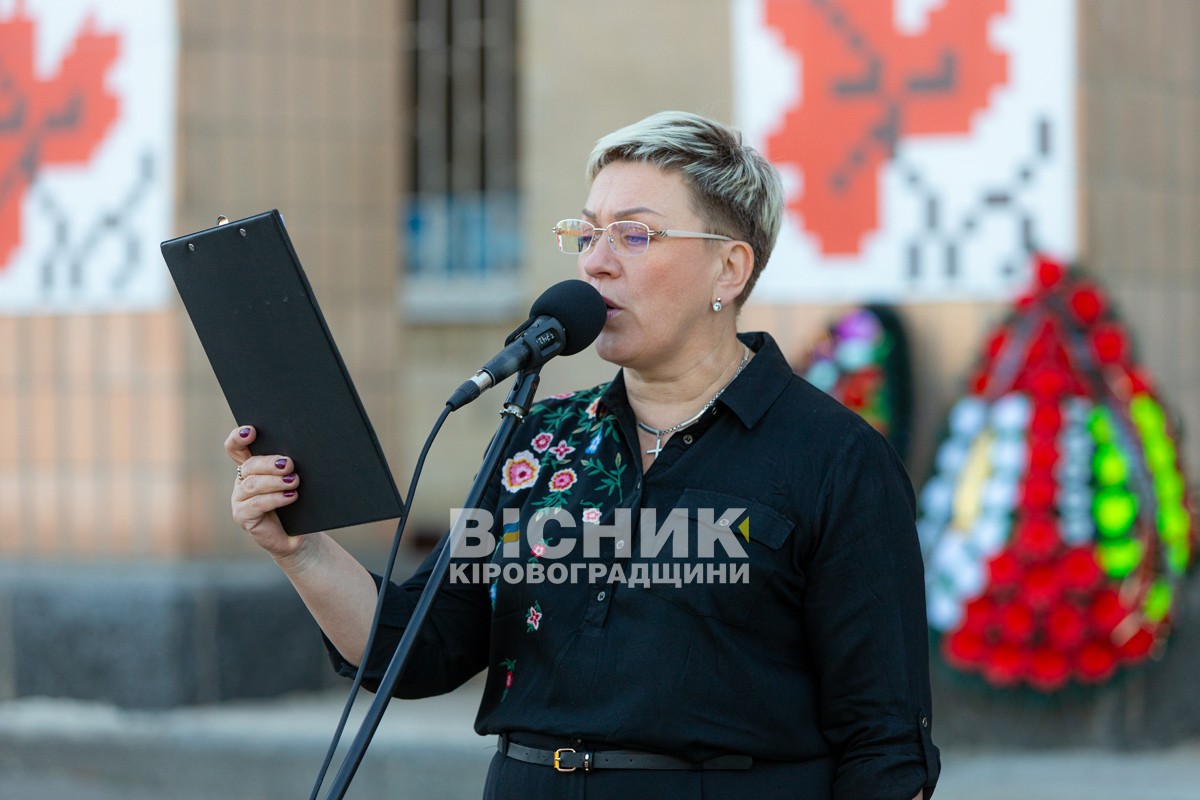 Світловодська громада провела в останню земну дорогу захисника України Романа Бондарєва