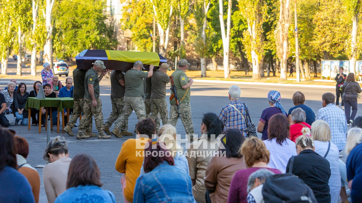 Світловодська громада провела в останню земну дорогу захисника України Романа Бондарєва