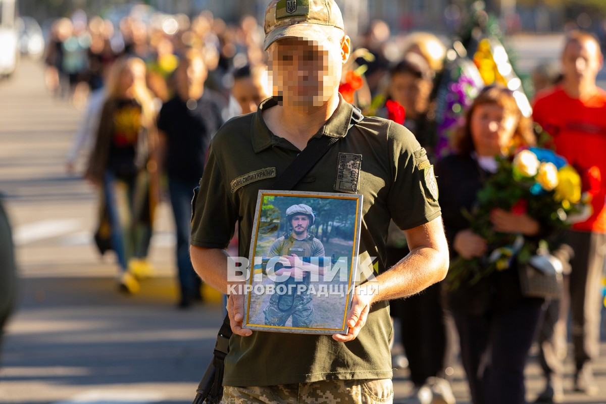 Світловодська громада провела в останню земну дорогу захисника України Романа Бондарєва