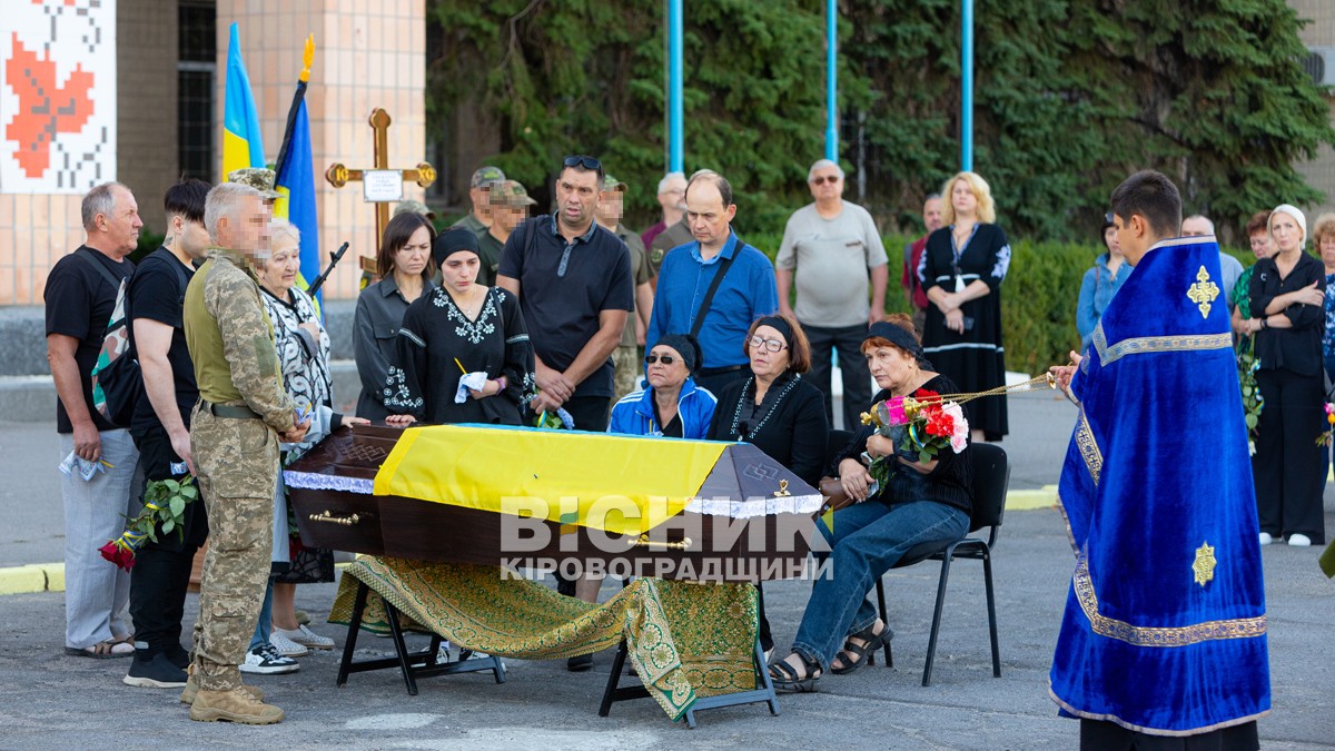 Світловодська громада провела в останню земну дорогу захисника України Романа Бондарєва