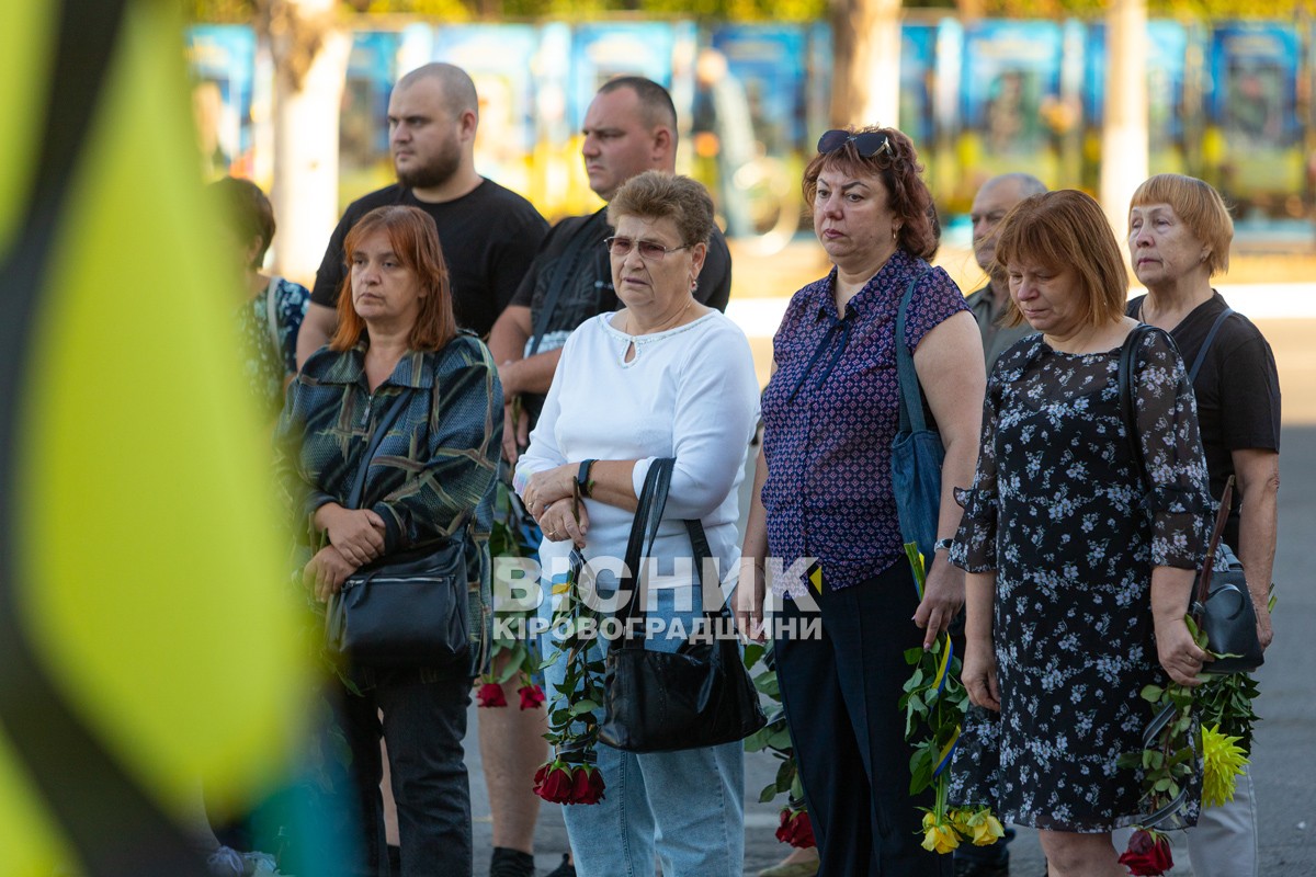 Світловодська громада провела в останню земну дорогу захисника України Романа Бондарєва