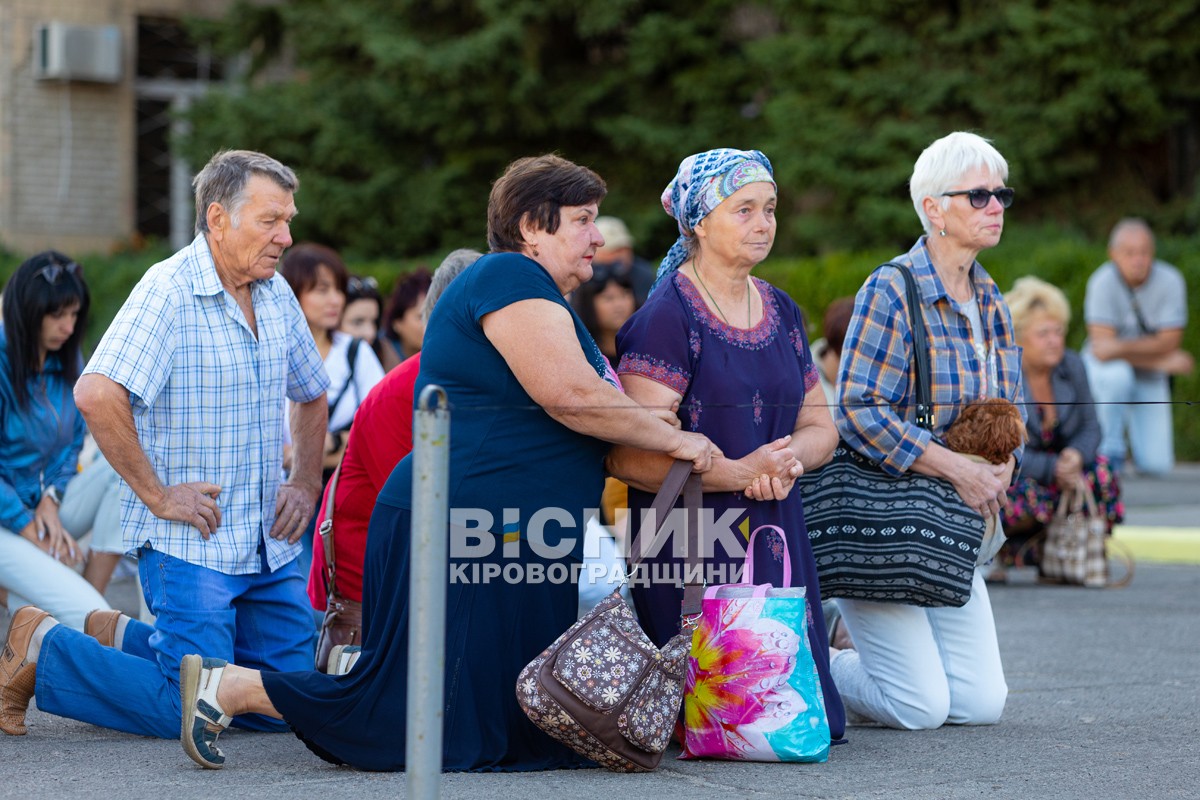 Світловодська громада провела в останню земну дорогу захисника України Романа Бондарєва