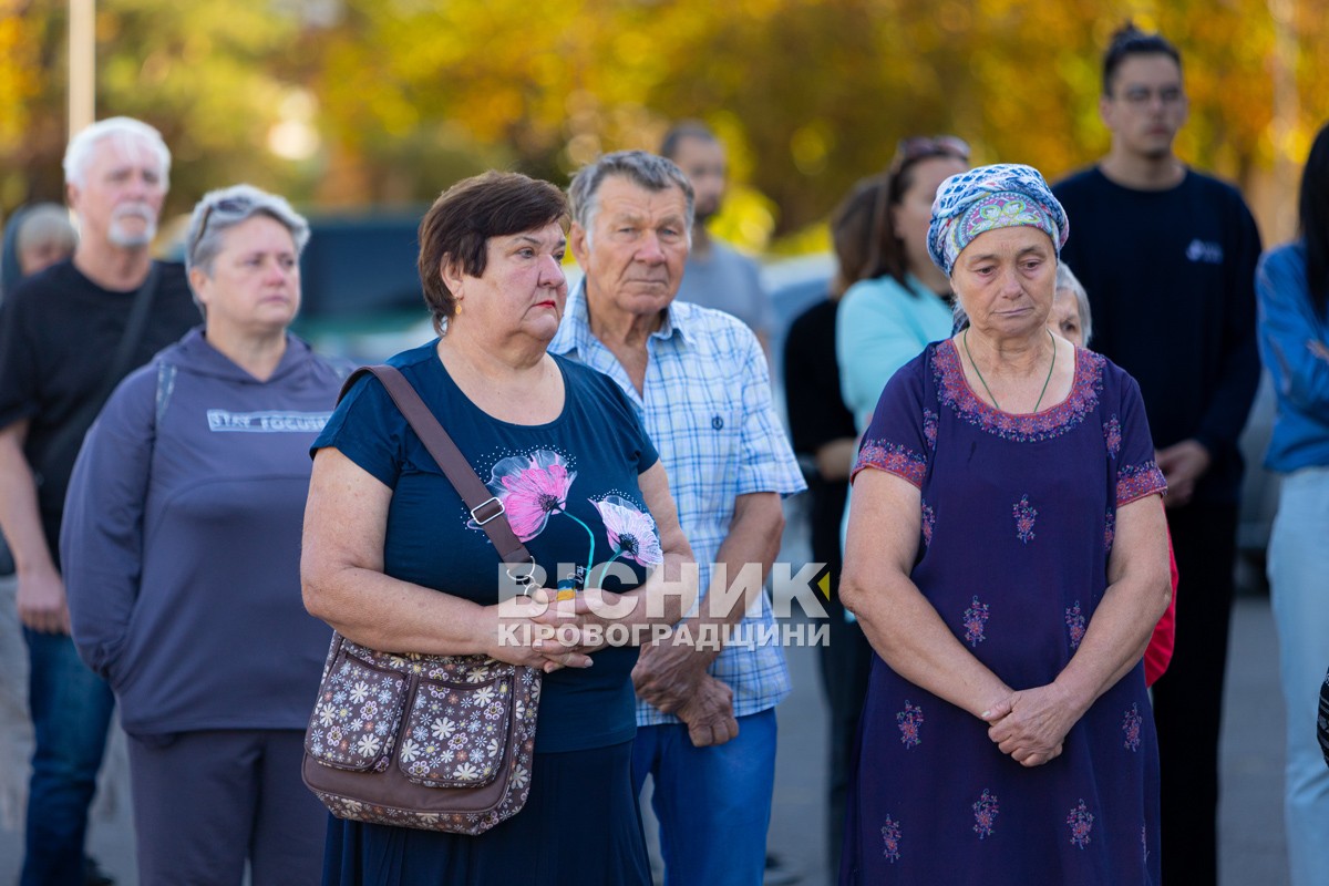 Світловодська громада провела в останню земну дорогу захисника України Романа Бондарєва