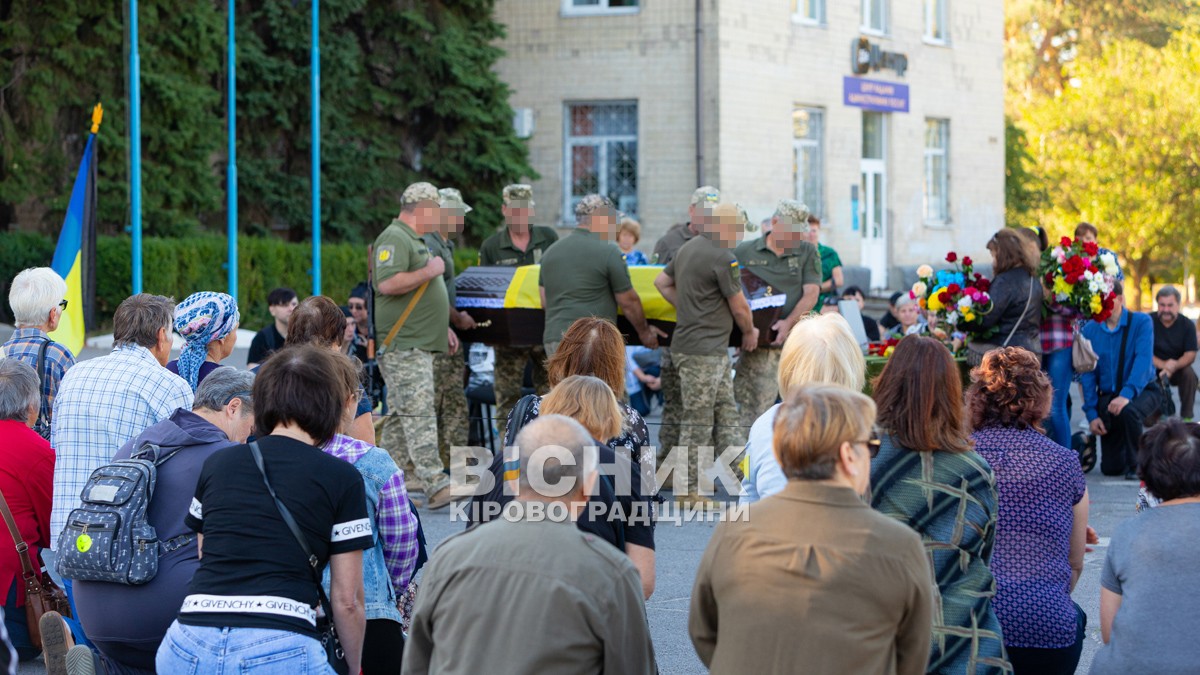 Світловодська громада провела в останню земну дорогу захисника України Романа Бондарєва