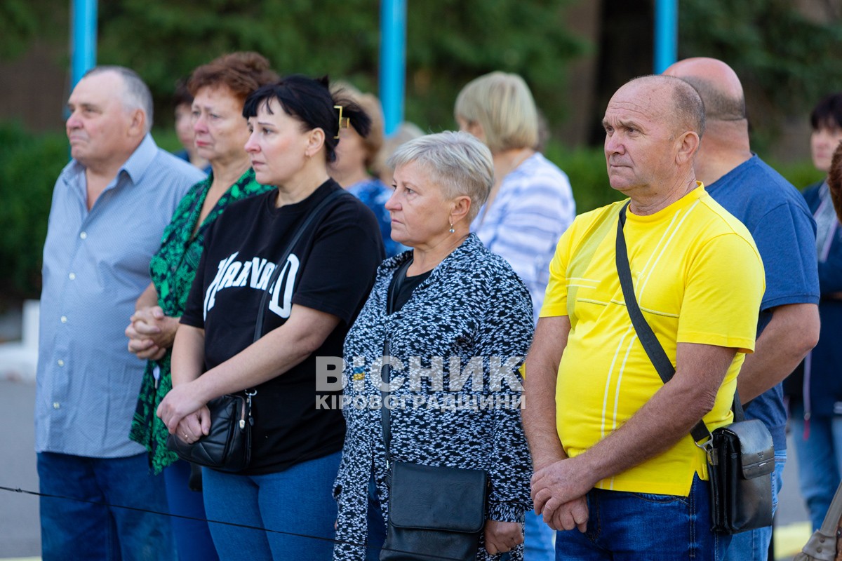 Світловодська громада провела в останню земну дорогу захисника України Романа Бондарєва