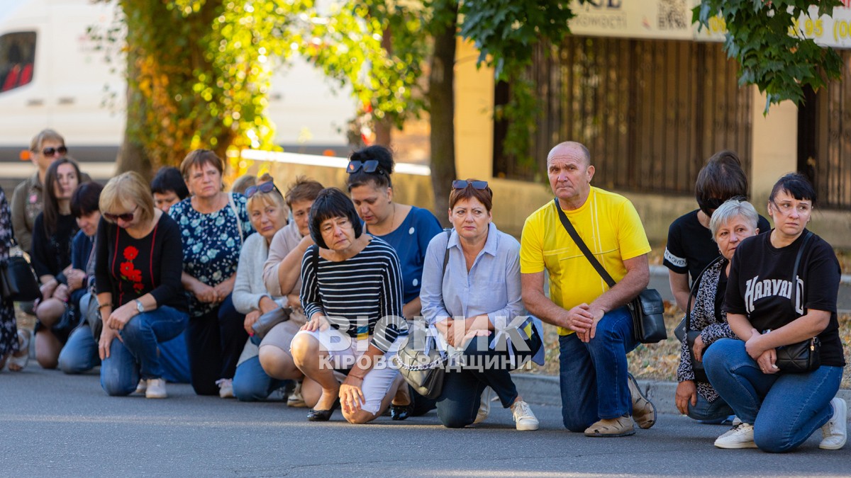 Світловодська громада провела в останню земну дорогу захисника України Романа Бондарєва